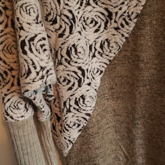 Asymmetrical Patterned Sweater - Picture 3 of 3